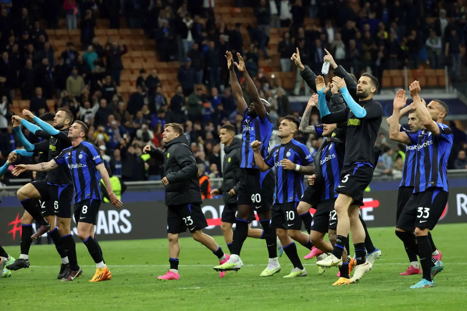 Los jugadores del Inter celebran después del partido de vuelta de los cuartos de final de la Liga de Campeones de la UEFA entre el FC Inter de Milán y el SL Benfica, en Milán, Italia.
Foto: EFE