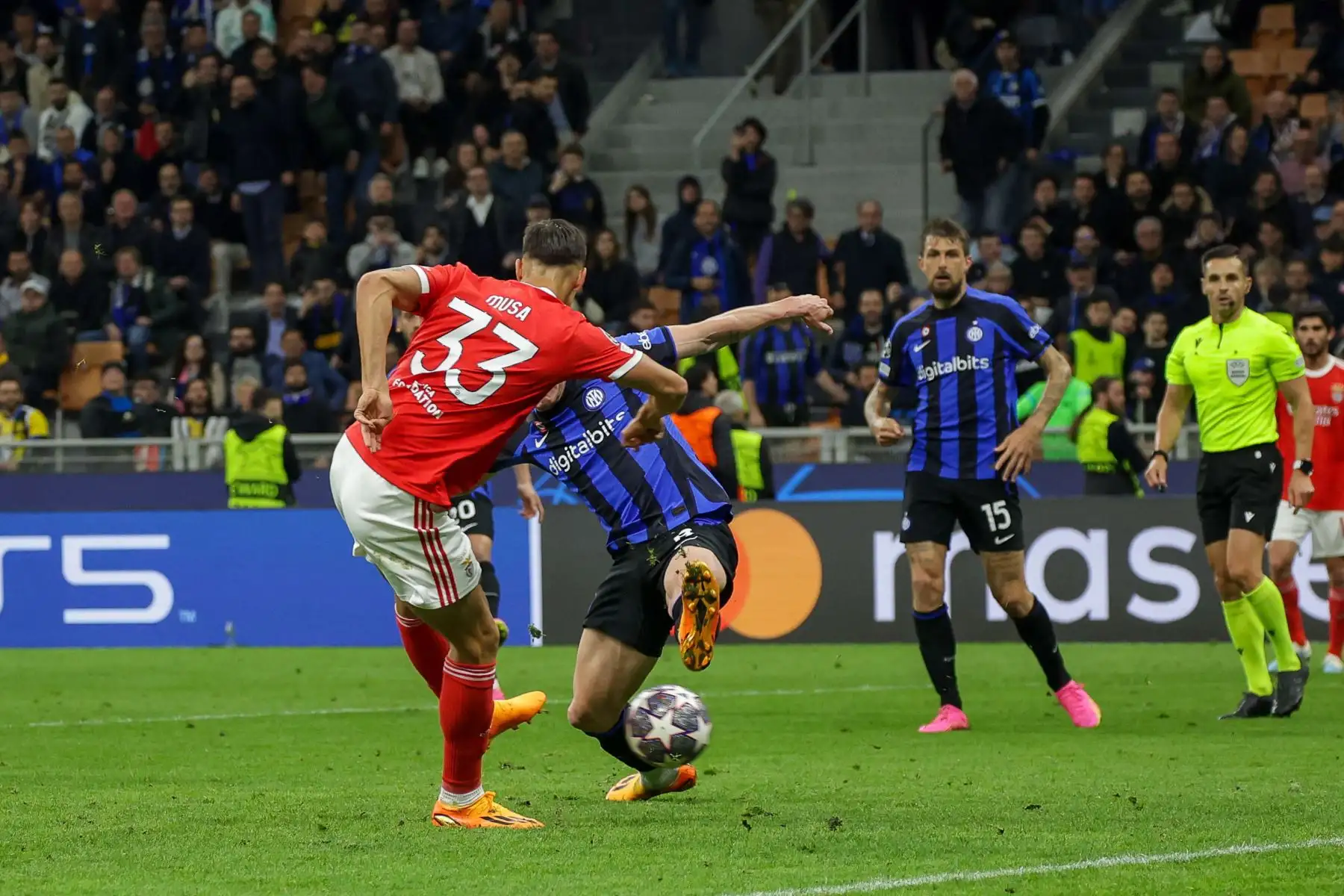 El delantero del Benfica, Petar Musa, anota el gol 3-3 durante el partido de vuelta de los cuartos de final de la Liga de Campeones de la UEFA entre el FC Inter de Milán y el SL Benfica, en Milán, Italia.
Foto: EFE