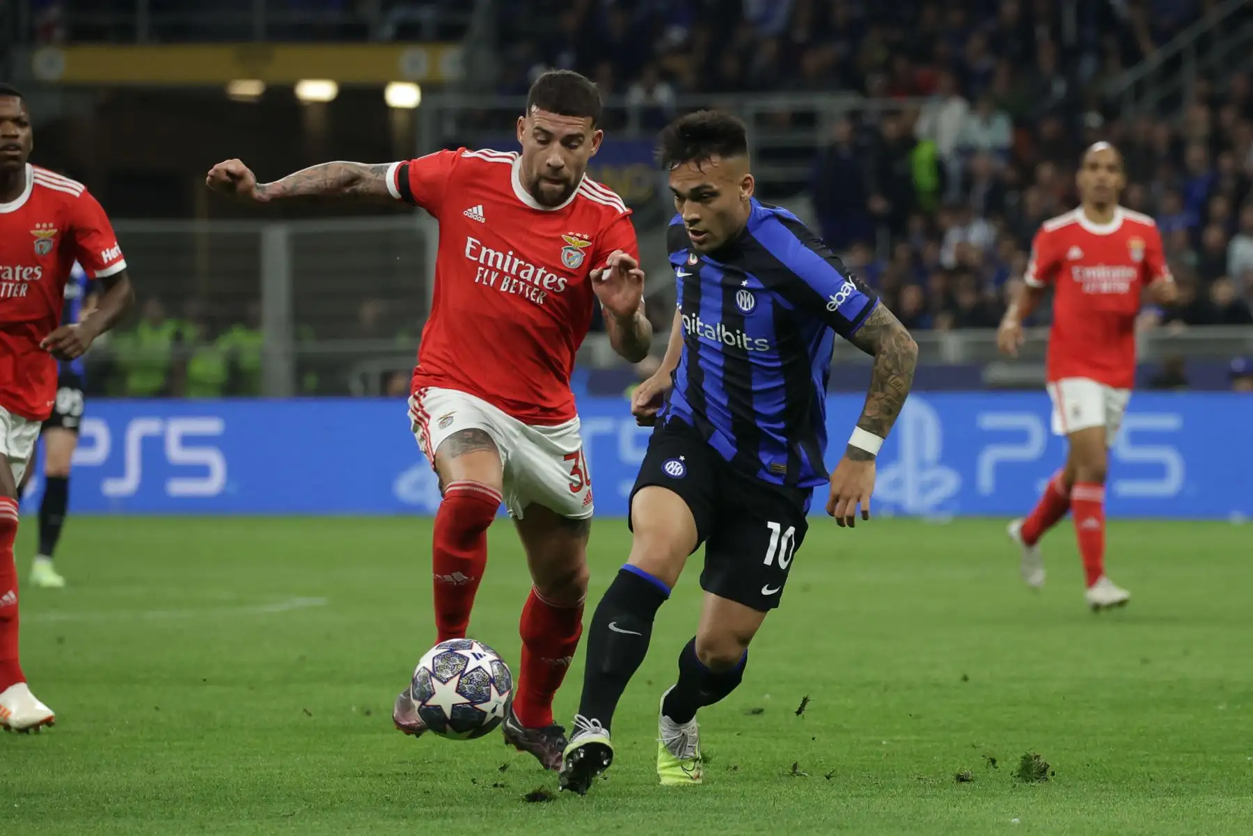 El delantero del Inter de Milán, Lautaro Martínez, en acción contra el defensor del SL Benfica, Nicolás Otamendi, durante el partido de vuelta de los cuartos de final de la Liga de Campeones de la UEFA entre el FC Inter de Milán y el SL Benfica, en Milán, Italia.
Foto: EFE