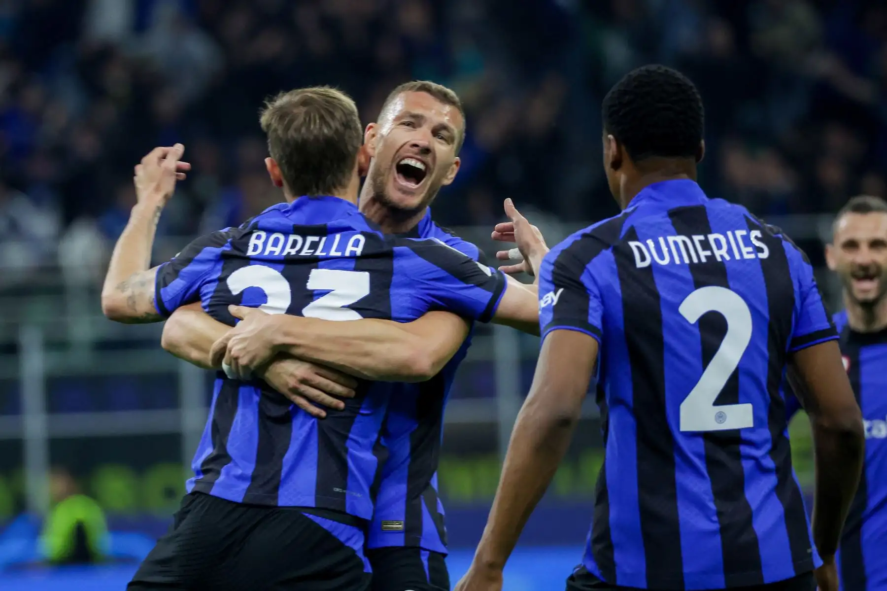 El centrocampista del Inter de Milán, Nicolo Barella, celebra con sus compañeros de equipo después de anotar el gol 1-0 durante el partido de vuelta de los cuartos de final de la Liga de Campeones de la UEFA entre el FC Inter de Milán y el SL Benfica, en Milán, Italia.
Foto: EFE