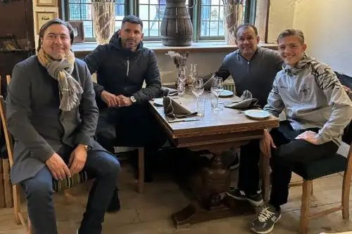 El comando técnico de la Blanquirroja, liderado por Juan Reynoso, visitó a Oliver Sonne, futbolista danés con ascendencia peruana, que milita en el Silkeborg IF de la primera división de fútbol de Dinamarca. Foto: Internet