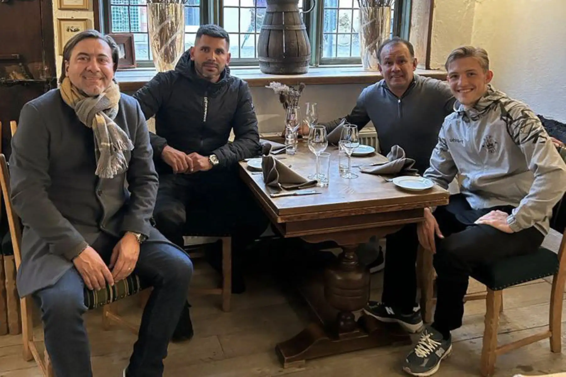 El comando técnico de la Blanquirroja, liderado por Juan Reynoso, visitó a Oliver Sonne, futbolista danés con ascendencia peruana, que milita en el Silkeborg IF de la primera división de fútbol de Dinamarca. Foto: Internet