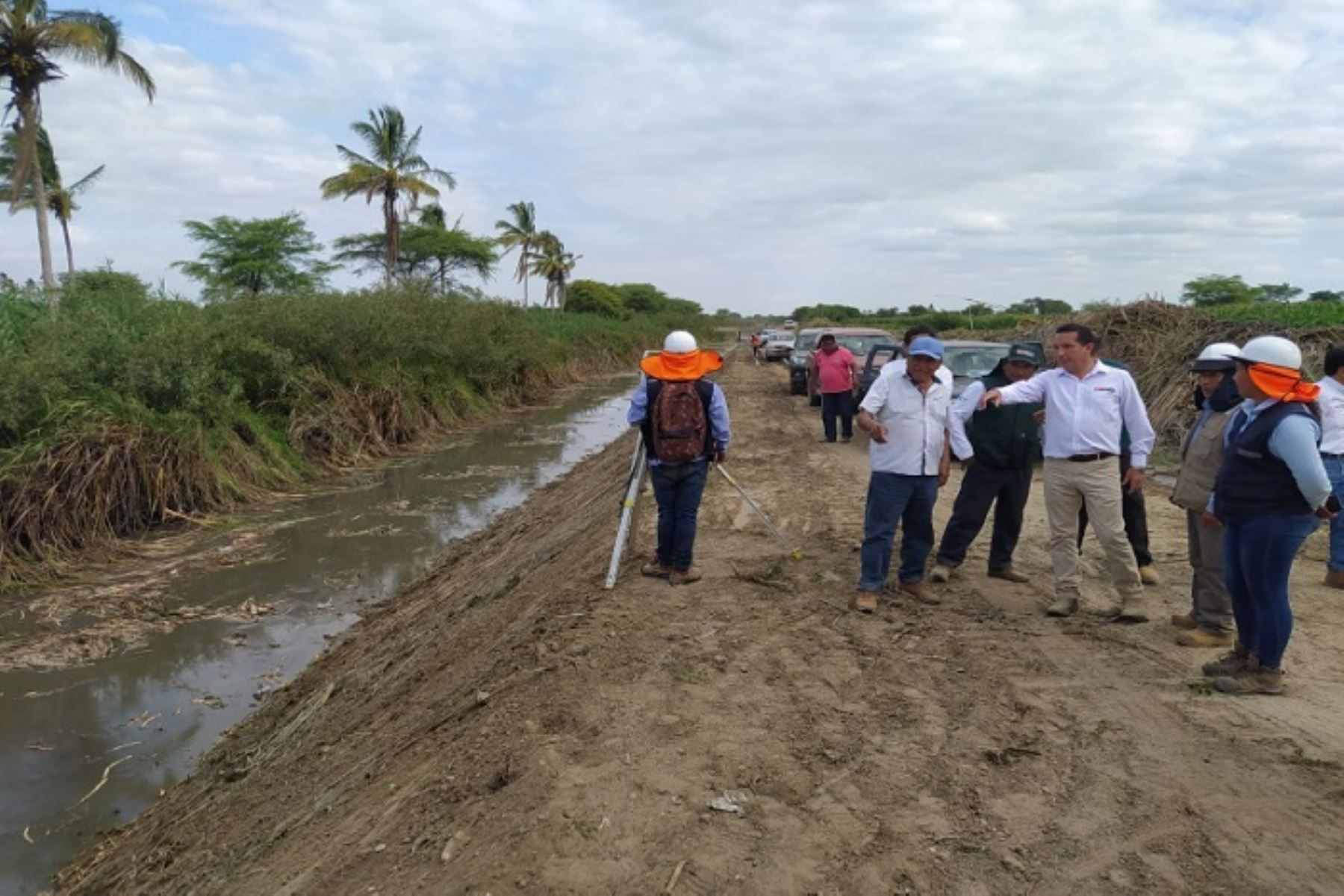 Viceministro Christian Barrantes Bravo supervisó en el campo los trabajos de limpieza y descolmatación del dren 13.08-34.75, sector Nuevo Catacaos, que están a cargo del PSI, y en los que se ha invertido S/ 1.1 millones