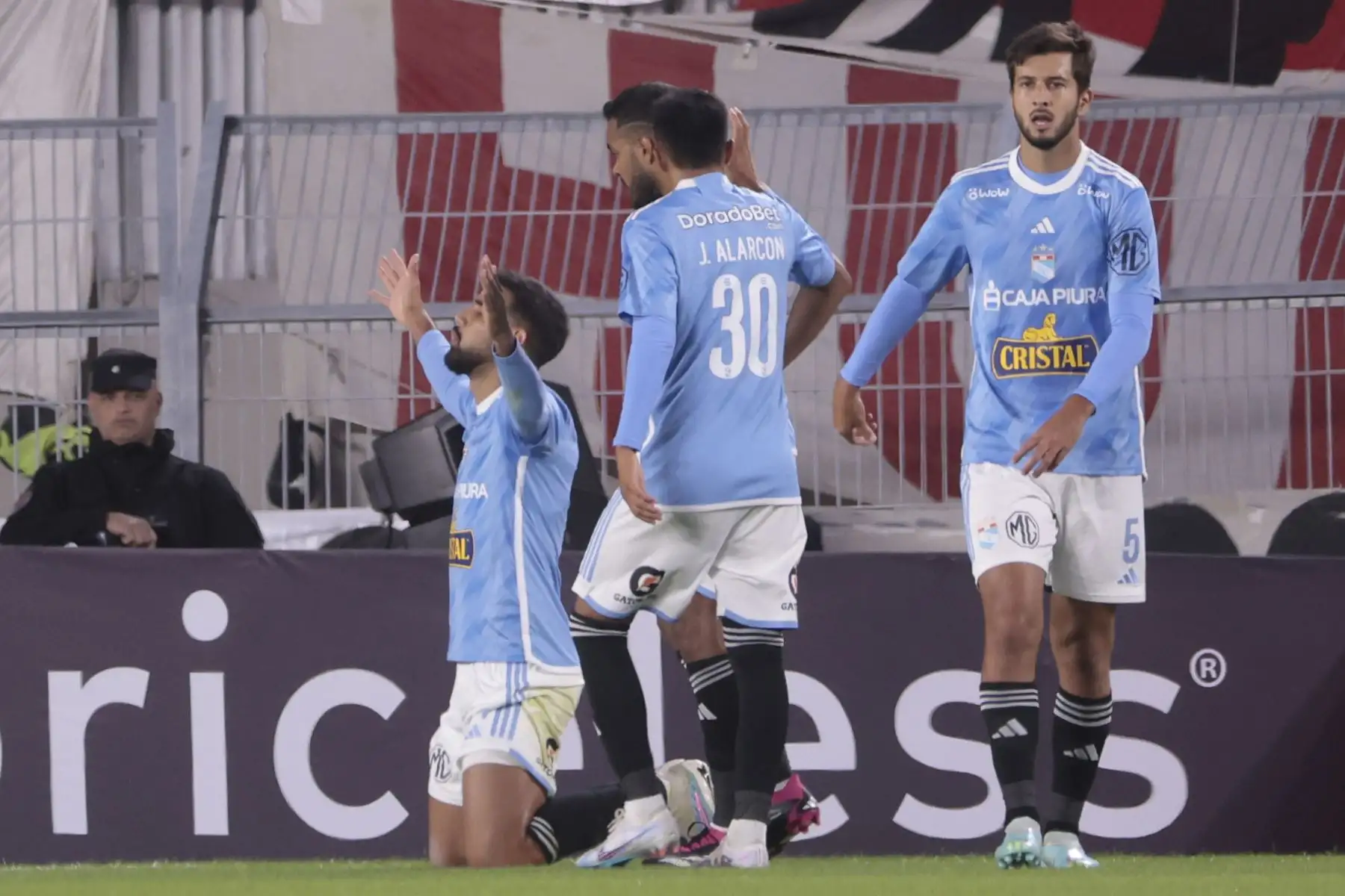 Ignacio da Silva de Sporting celebra un gol hoy, en un partido de la fase de grupos de la Copa Libertadores entre River Plate y Sporting Cristal en el estadio Más Monumental en Buenos Aires. EFE
