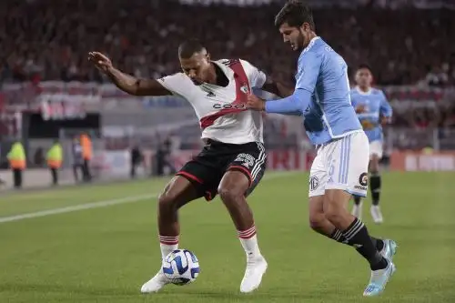 Salomón Rondón (River) disputa el balón con Rafael Lutiger (Cristal). Foto: EFE