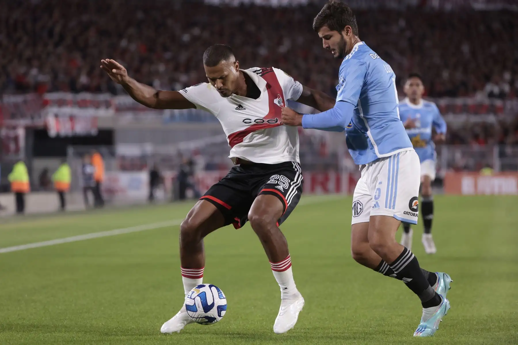Salomón Rondón (River) disputa el balón con Rafael Lutiger (Cristal). Foto: EFE