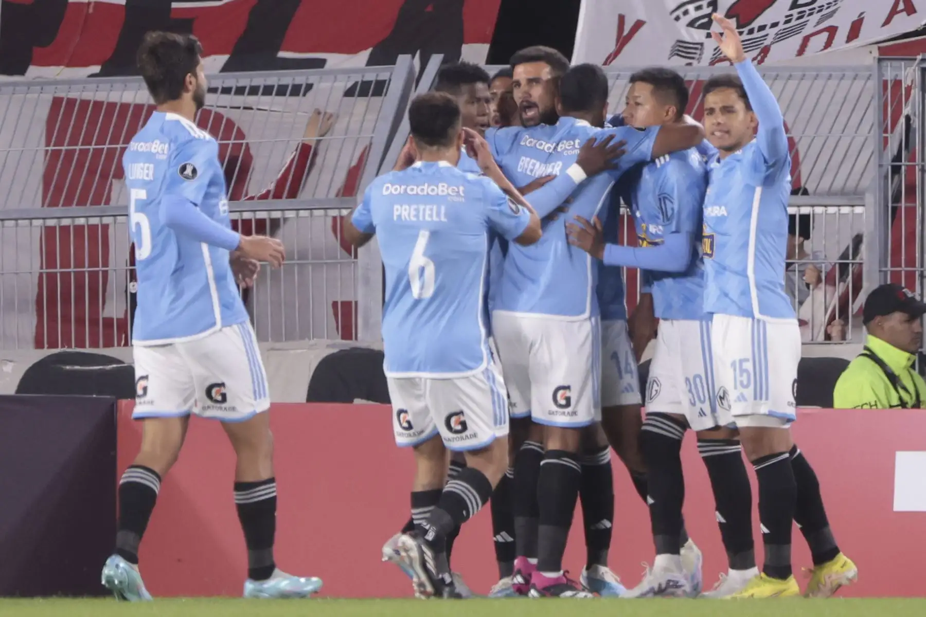 Ignacio da Silva de Sporting celebra un gol hoy, en un partido de la fase de grupos de la Copa Libertadores entre River Plate y Sporting Cristal en el estadio Más Monumental en Buenos Aires. Foto:EFE