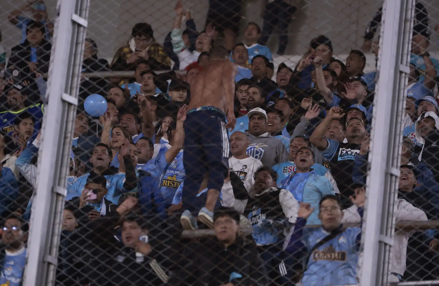 Hinchas de Sporting animan hoy, en un partido de la fase de grupos de la Copa Libertadores entre River Plate y Sporting Cristal en el estadio Más Monumental en Buenos Aires. Foto: EFE