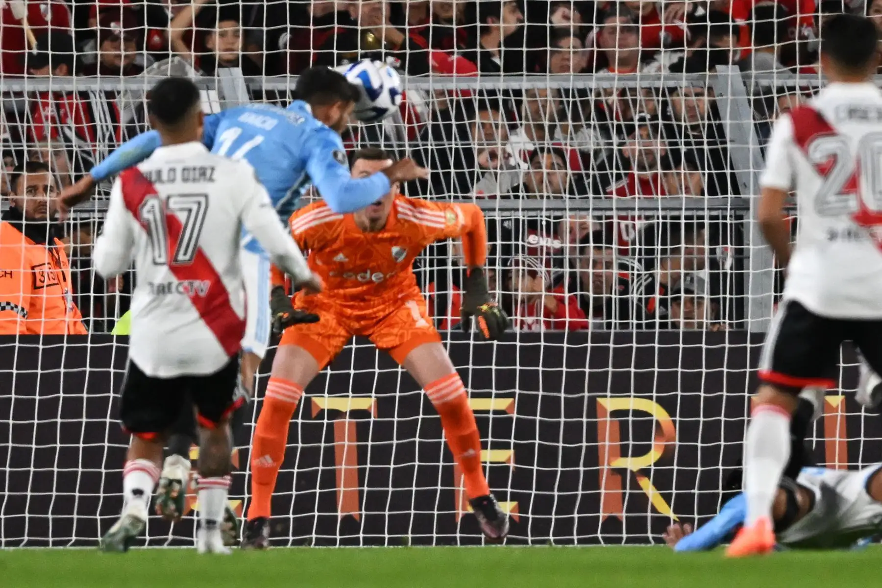 El defensa brasileño de Sporting Cristal Ignacio da Silva anota durante el partido de ida de la fase de grupos de la Copa Libertadores entre River Plate y Sporting Cristal en el estadio Monumental de Buenos Aires. Foto: AFP
