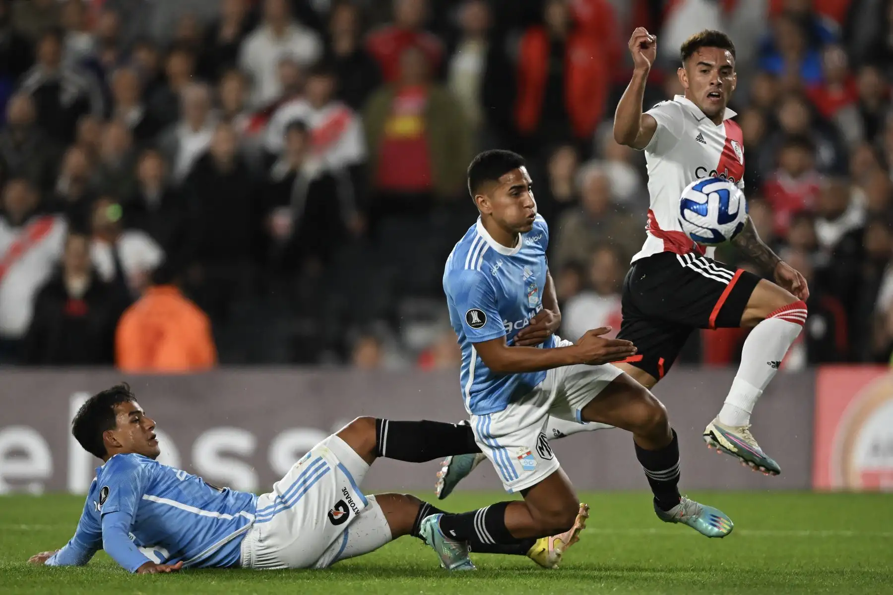 El defensor de Sporting Cristal Jhilmar Lora, el defensor de Sporting Cristal Gianfranco Chávez y el defensor de River Plate Enzo Díaz disputan el balón durante el partido de ida de la fase de grupos de la Copa Libertadores entre River Plate y Sporting Cristal en el estadio Monumental de Buenos Aires el 19 de abril de 2023.
Foto: AFP