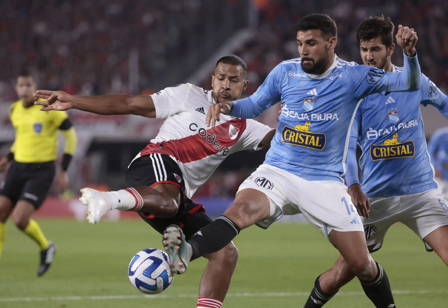 Salomón Rondón  de River disputa el balón con Ignacio da Silva de Sporting hoy, en un partido de la fase de grupos de la Copa Libertadores entre River Plate y Sporting Cristal en el estadio Más Monumental en Buenos Aires. Foto:EFE