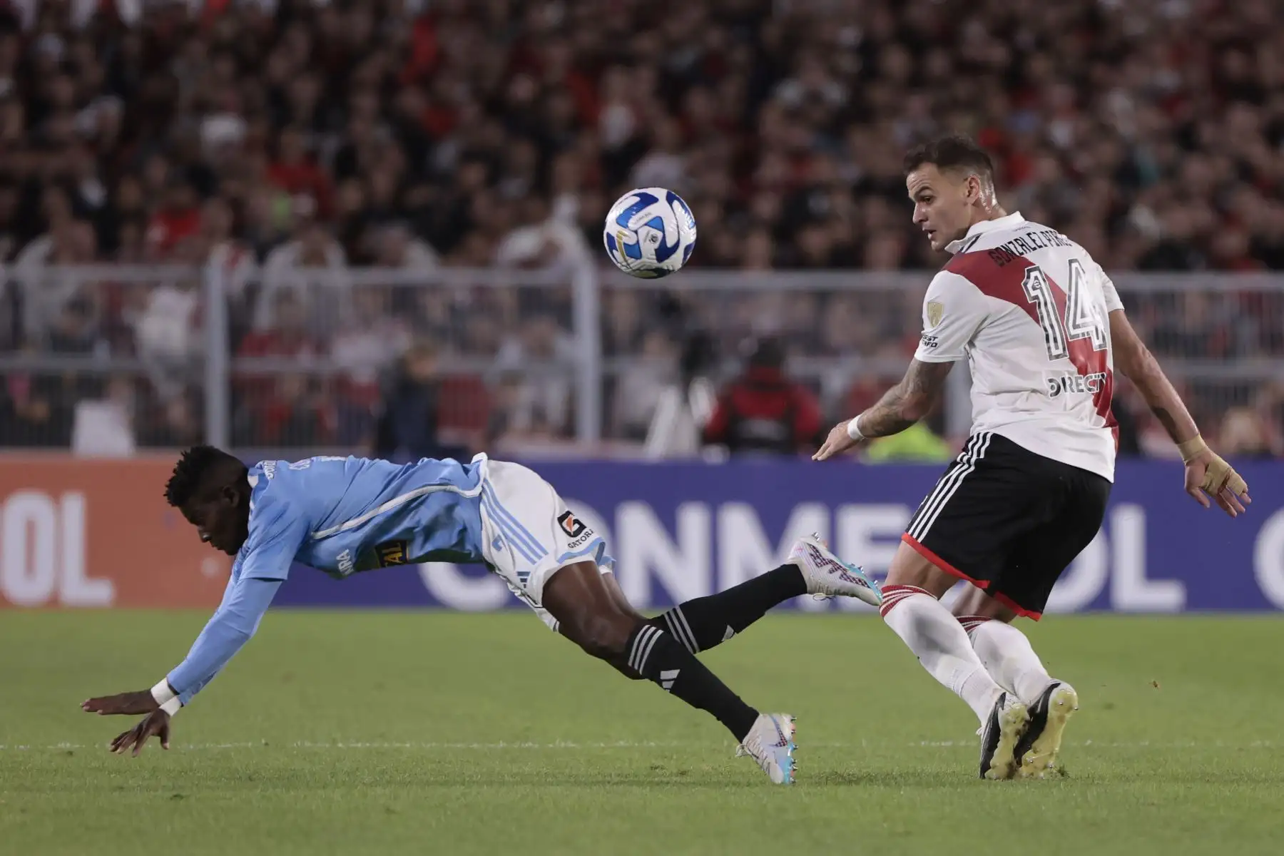 Leandro González de River disputa el balón con Washington Corozo de Sporting hoy, en un partido de la fase de grupos de la Copa Libertadores entre River Plate y Sporting Cristal en el estadio Más Monumental en Buenos Aires. Foto: EFE
