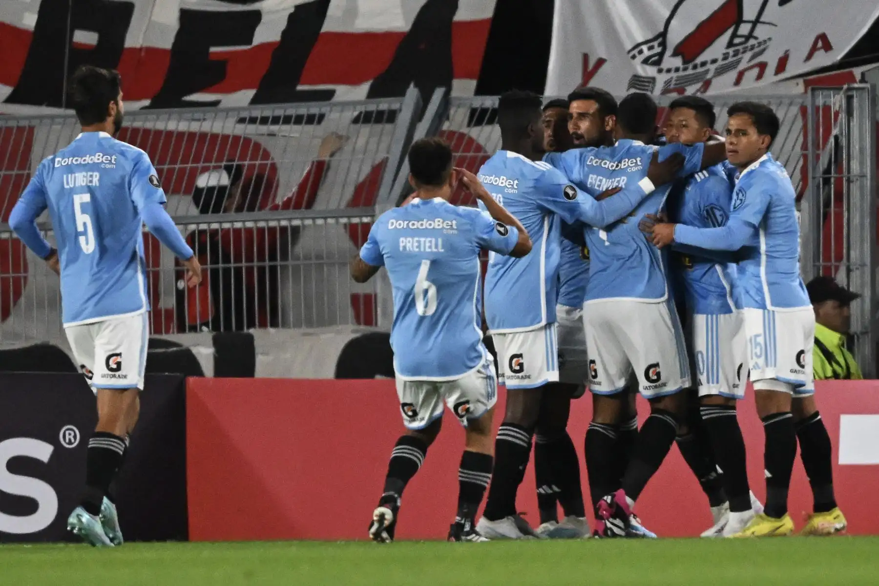 El defensa brasileño de Sporting Cristal, Ignacio da Silva, celebra con sus compañeros después de marcar un gol durante el partido de ida de la fase de grupos de la Copa Libertadores entre River Plate y Sporting Cristal en el estadio Monumental de Buenos Aires. Foto: AFP