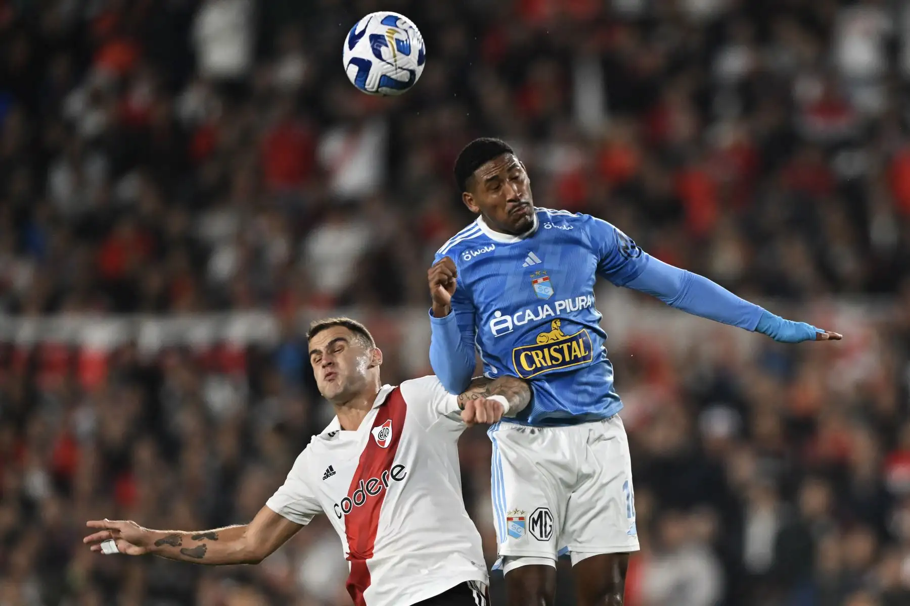 El defensor de River Plate, Leandro González, y el mediocampista de Sporting Cristal, Jesús Castillo, disputan el balón durante el partido de ida de la fase de grupos de la Copa Libertadores entre River Plate y Sporting Cristal en el estadio Monumental de Buenos Aires. Foto:AFP