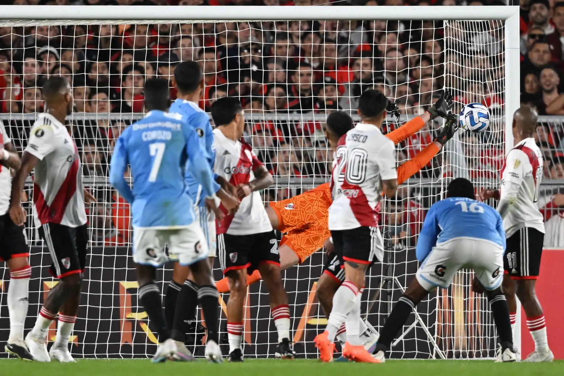 El delantero ecuatoriano de Sporting Cristal, Washington Corozo, anota contra River Plate durante el partido de ida de la fase de grupos de la Copa Libertadores entre River Plate y Sporting Cristal en el estadio Monumental de Buenos Aires. Foto:AFP