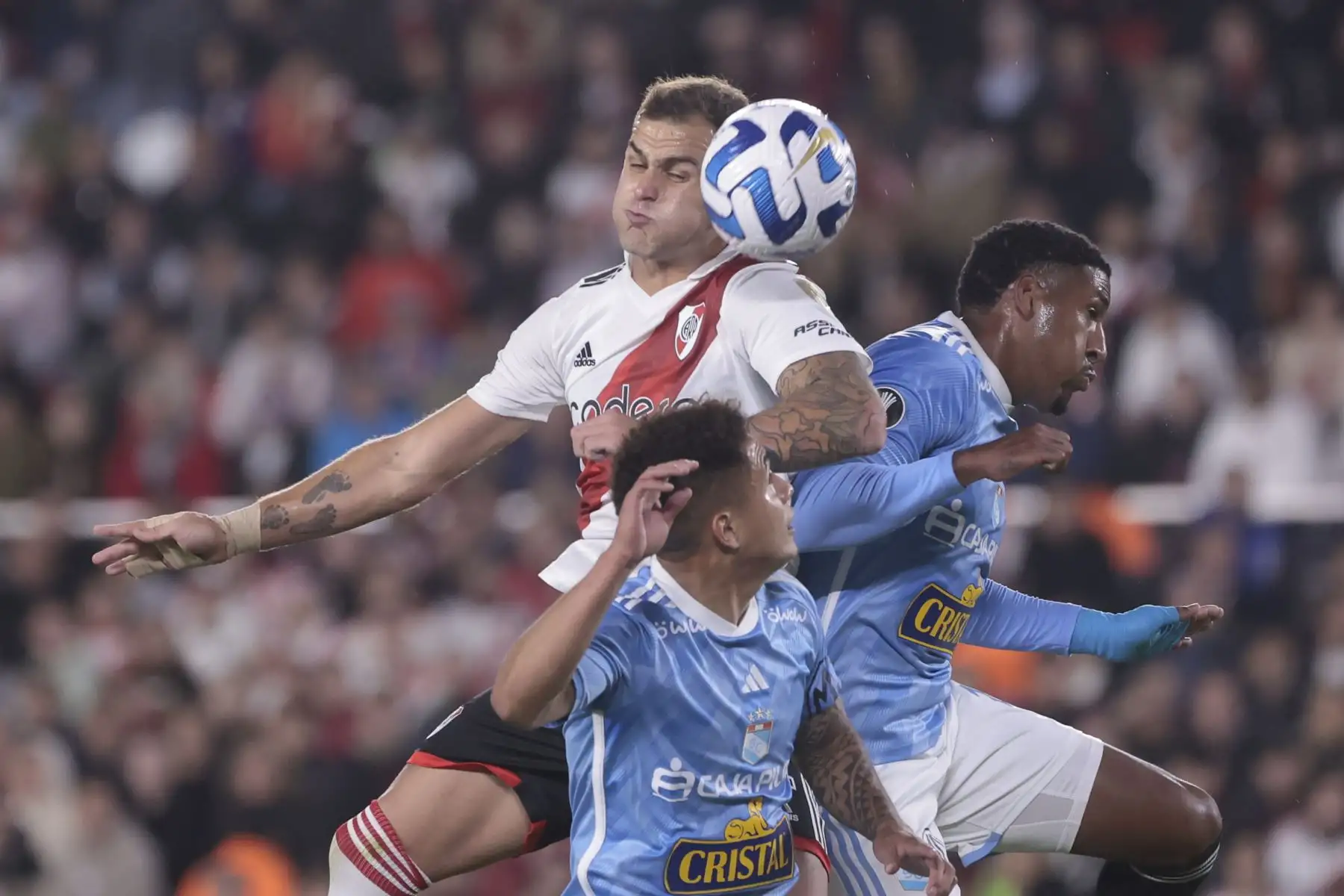 Leandro González de River disputa el balón con Leonardo Díaz  y Rafael Lutiger de Sporting hoy, en un partido de la fase de grupos de la Copa Libertadores entre River Plate y Sporting Cristal en el estadio Más Monumental en Buenos Aires, Argentina.
Foto: EFE