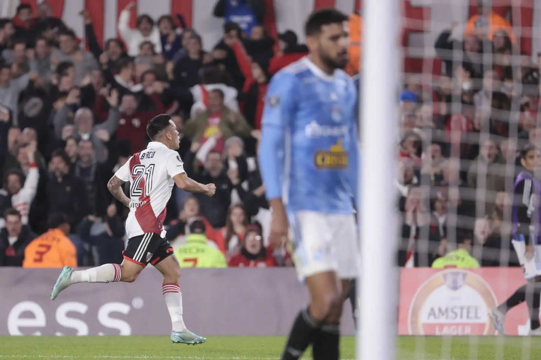 Ezequiel Barco de River celebra un gol hoy, en un partido de la fase de grupos de la Copa Libertadores entre River Plate y Sporting Cristal en el estadio Más Monumental en Buenos Aires, Argentina.
Foto: EFE