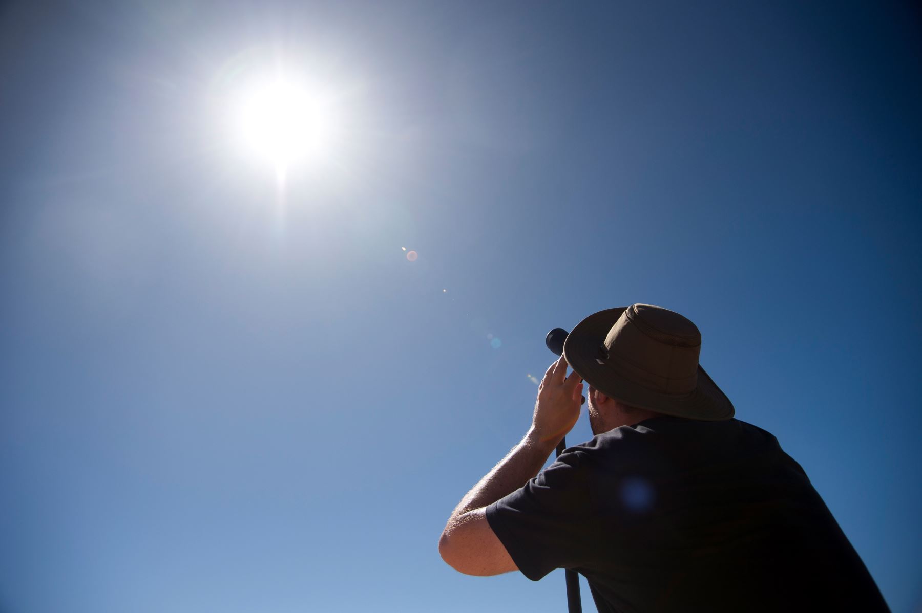 Una persona mira a través de una lente al sol antes de un eclipse solar total en un sitio de observación a 24 km de Exmouth, Australia Occidental, Australia, el 20 de abril de 2023. El eclipse solar total ocurrirá en una península remota en la costa de Australia Occidental.
Foto: EFE