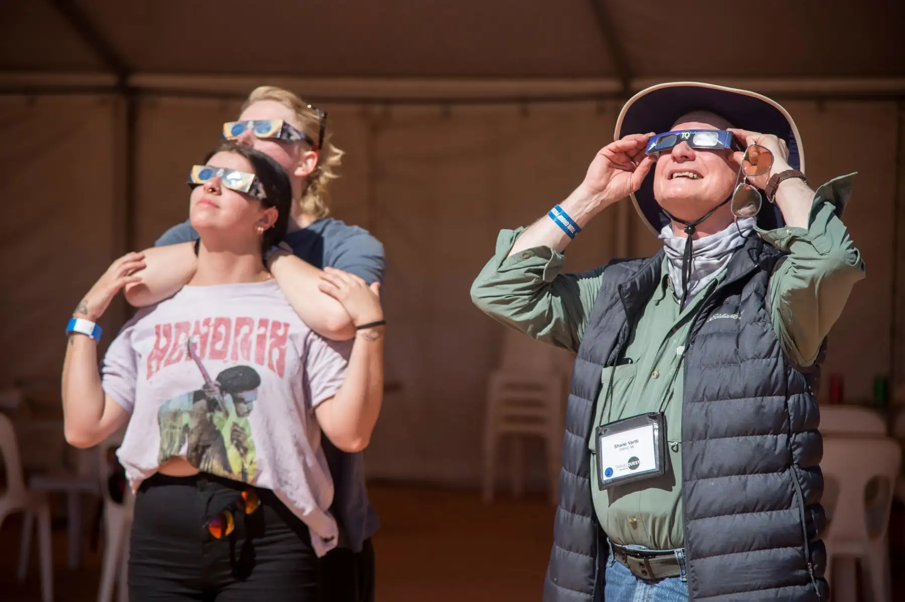 La gente se reúne antes de un eclipse solar total en un sitio de observación a 24 km de Exmouth, Australia Occidental, Australia, el 20 de abril de 2023. El eclipse solar total ocurrirá en una península remota en la costa de Australia Occidental.
Foto: EFE