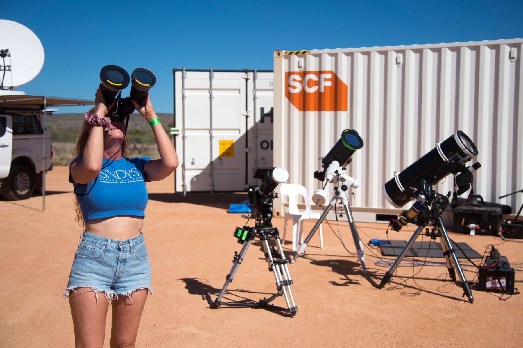 Una persona mira a través de un equipo óptico antes de un eclipse solar total en un sitio de observación a 24 km de Exmouth, Australia Occidental, Australia, el 20 de abril de 2023. El eclipse solar total ocurrirá en una península remota en la costa de Australia Occidental.
Foto: EFE