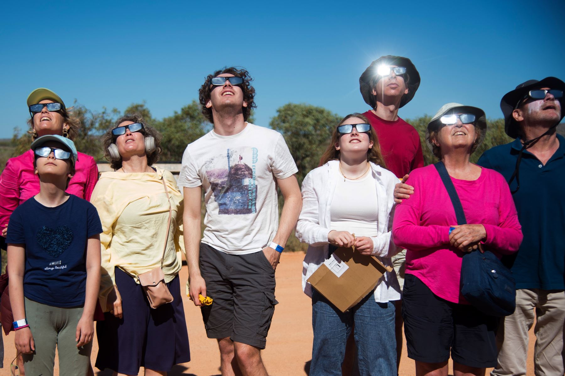 La gente se reúne antes de un eclipse solar total en un sitio de observación a 24 km de Exmouth, Australia Occidental, Australia, el 20 de abril de 2023. El eclipse solar total ocurrirá en una península remota en la costa de Australia Occidental.
Foto: EFE