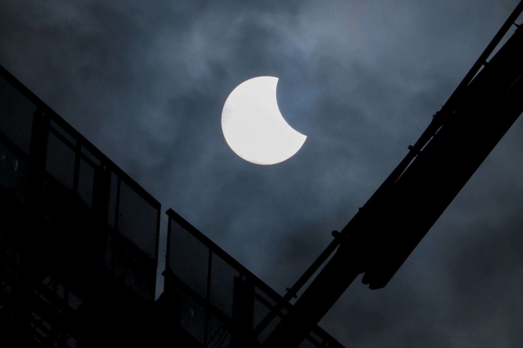 Una vista general que muestra un eclipse solar parcial en Yakarta el 20 de abril de 2023.