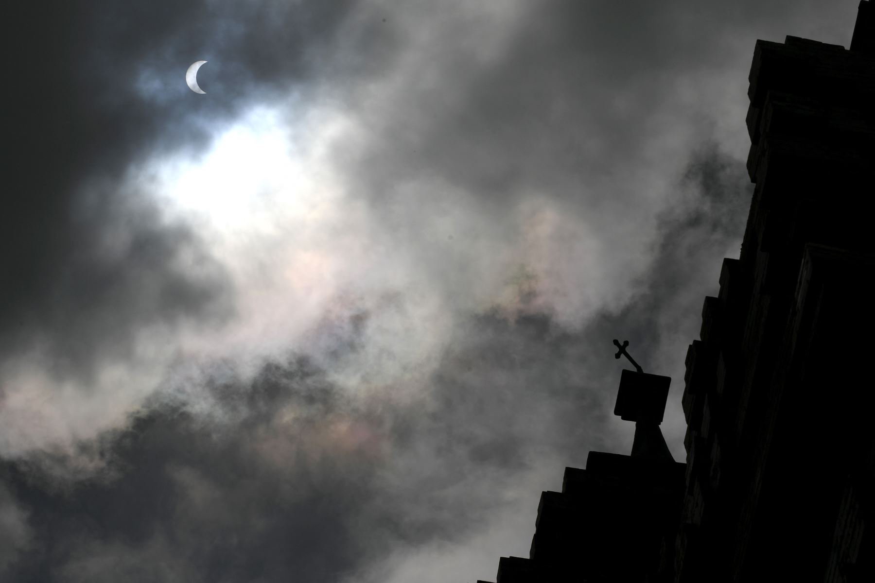 Una vista general muestra un eclipse solar parcial en Denpasar, en la isla turística de Bali en Indonesia, el 20 de abril de 2023.
Foto: AFP