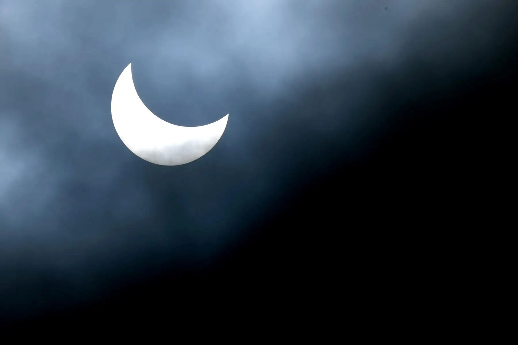 Una vista general muestra un eclipse solar parcial en Denpasar, en la isla turística de Bali en Indonesia, el 20 de abril de 2023.
Foto: AFP