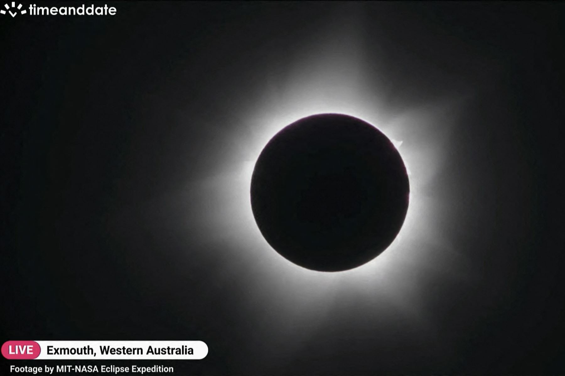 En esta captura de pantalla de Timeanddate, el Observatorio de Perth y el Observatorio Solar de Learmonth a través de AFPTV, se puede observar como la luna bloquea el sol durante un eclipse solar total en la ciudad de Exmouth, en Australia Occidental.
Foto: AFP