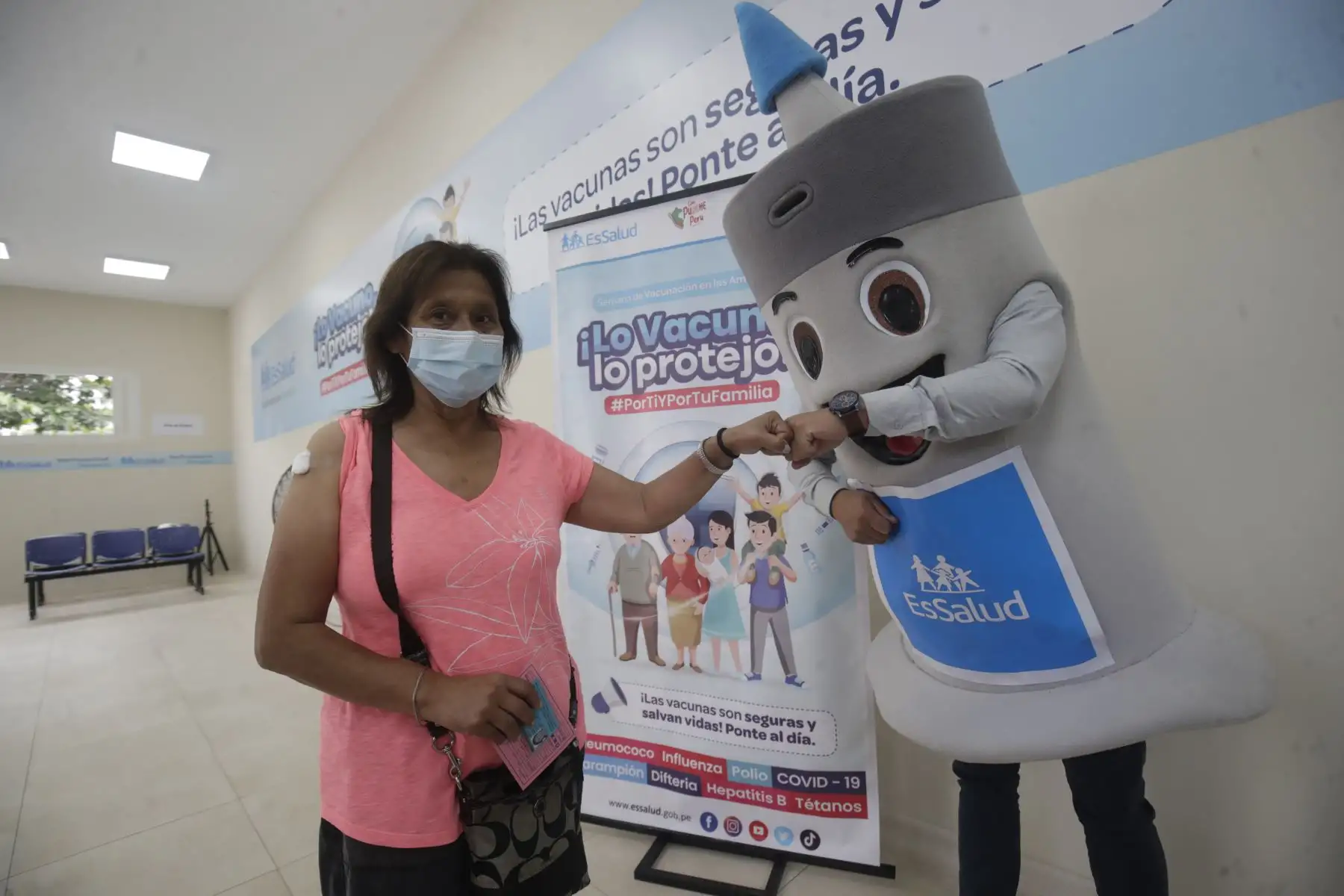 EsSalud presentó nuevo punto de vacunación para población. Ante el incremento de enfermedades virales en la población, el Seguro Social de Salud viene sumando acciones para protegerlos y evitar complicaciones que agraven su salud. 

Foto:ANDINA/Juan Carlos Guzmán Negrini