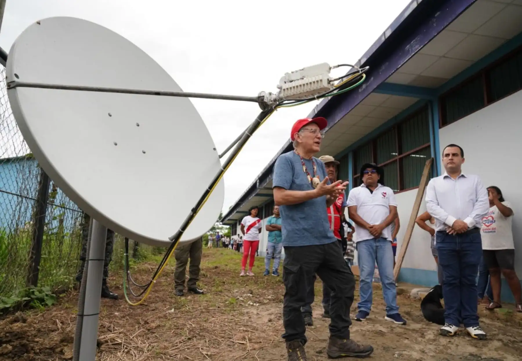 Ministro de Educación, Óscar Becerra, puso en funcionamiento antena satelital en colegio ubicado cerca de la zona fronteriza, en Loreto. Afirmó que equipo permitirá a estudiantes y docentes acceder a internet y estar comunicados con el resto del país. ANDINA/Difusión