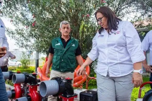 Ministra de Desarrollo Agrario y Riego, Nelly Paredes, entregó 10 motobombas en Tumbes para apoyar las labores de drenaje de aguas empozadas por las intensas lluvias. Foto: Cortesía.