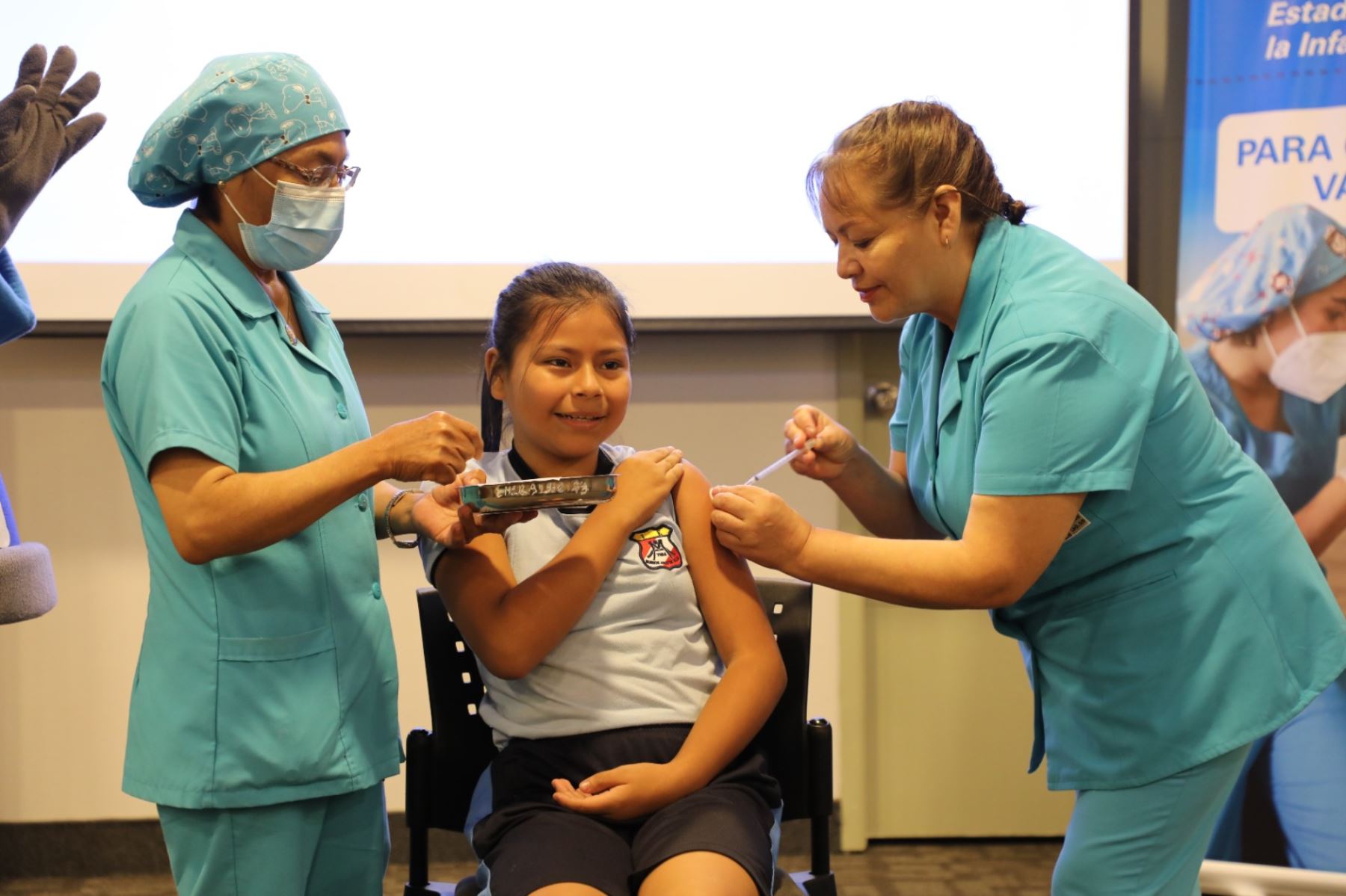 Escolares dan el ejemplo y reciben la vacuna contra el VPH durante la ceremonia de presentación del informe del Estado Mundial de la Infancia (EMI) 2023. Foto: ANDINA/Difusión