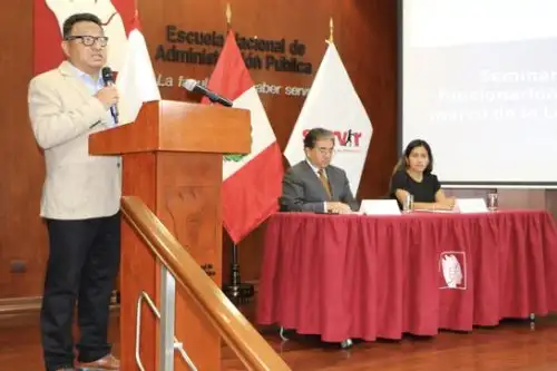 Cristian León Vilela, gerente del Sistema de Recursos Humanos de Servir, el Contralor de la República, Nelson Shack y la presidenta ejecutiva de Servir, Ana Pari Morales, informan sobre alcances de la Ley 31419, ley de idoneidad en la función pública. ANDINA/ Servir