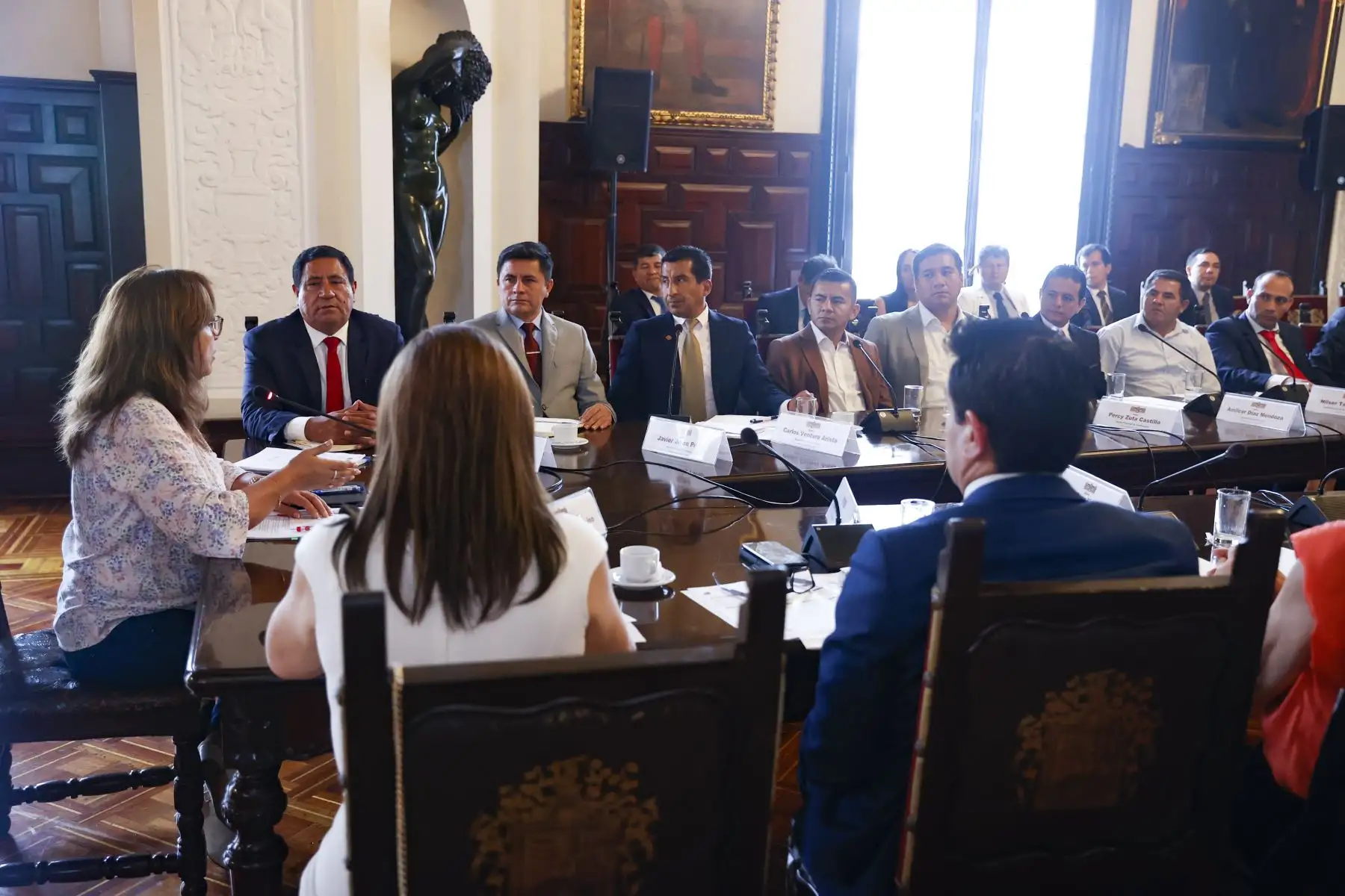 La presidenta Dina Boluarte se reunió con el gobernador regional de Amazonas, Gilmer Horna, y alcaldes de dicha región, con quienes dialogó sobre la ejecución de proyectos de conectividad, salud y educación.
Foto: ANDINA/Presidencia Perú