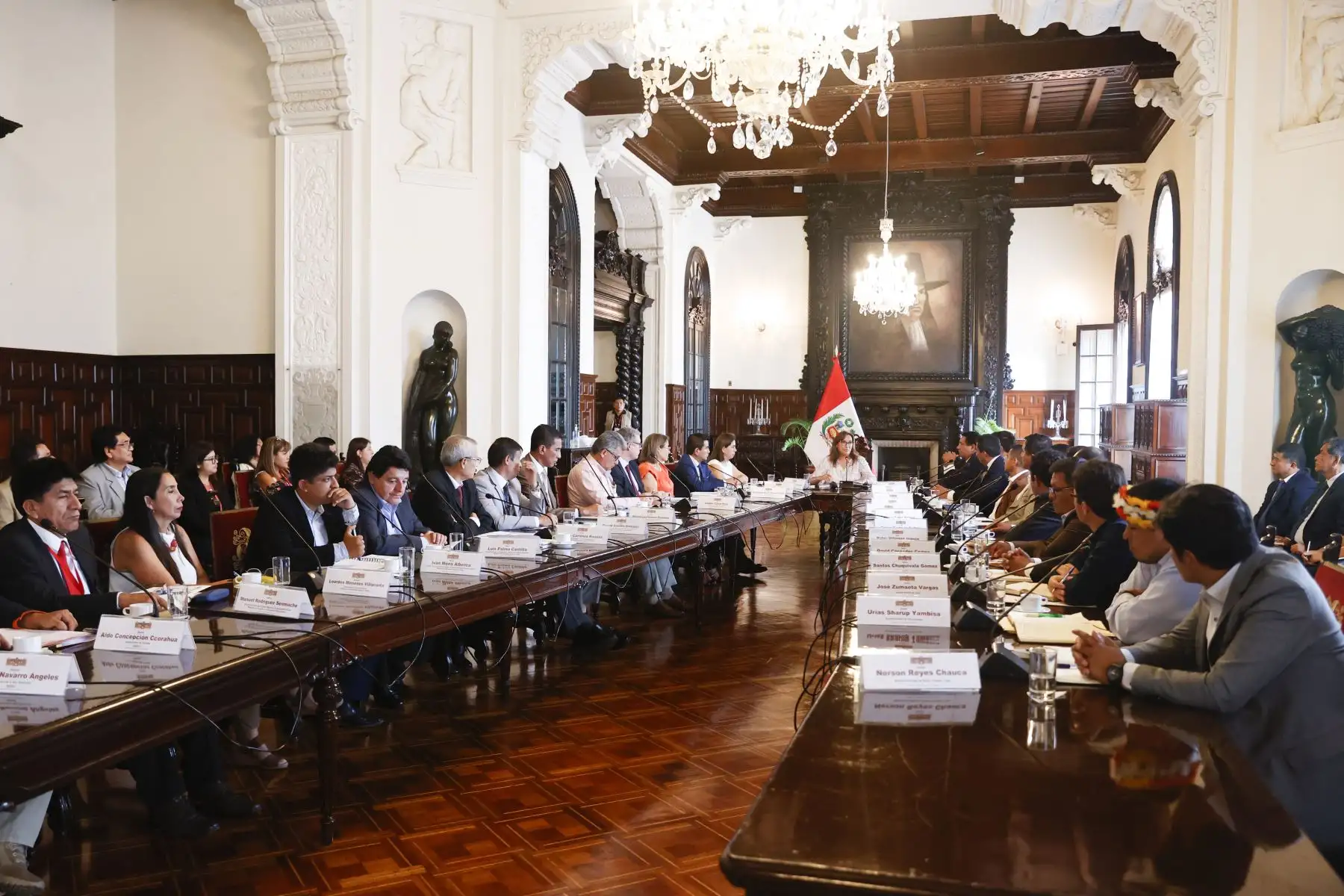 La presidenta Dina Boluarte se reunió con el gobernador regional de Amazonas, Gilmer Horna, y alcaldes de dicha región, con quienes dialogó sobre la ejecución de proyectos de conectividad, salud y educación.
Foto: ANDINA/Presidencia Perú