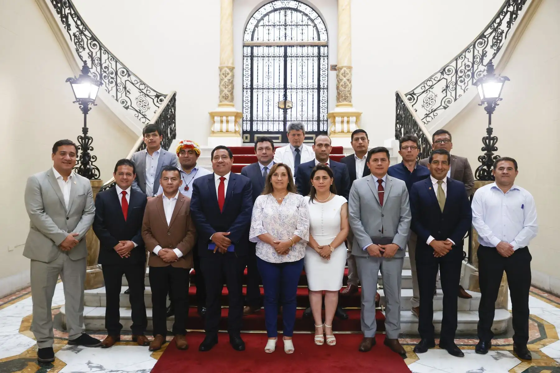 La presidenta Dina Boluarte se reunió con el gobernador regional de Amazonas, Gilmer Horna, y alcaldes de dicha región, con quienes dialogó sobre la ejecución de proyectos de conectividad, salud y educación.
Foto: ANDINA/Presidencia Perú