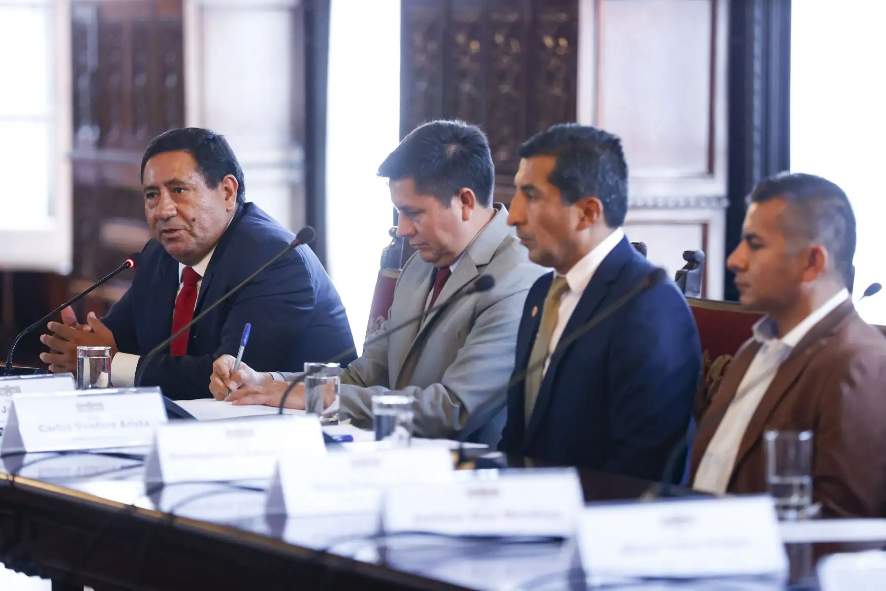 La presidenta Dina Boluarte se reunió con el gobernador regional de Amazonas, Gilmer Horna, y alcaldes de dicha región, con quienes dialogó sobre la ejecución de proyectos de conectividad, salud y educación.
Foto: ANDINA/Presidencia Perú