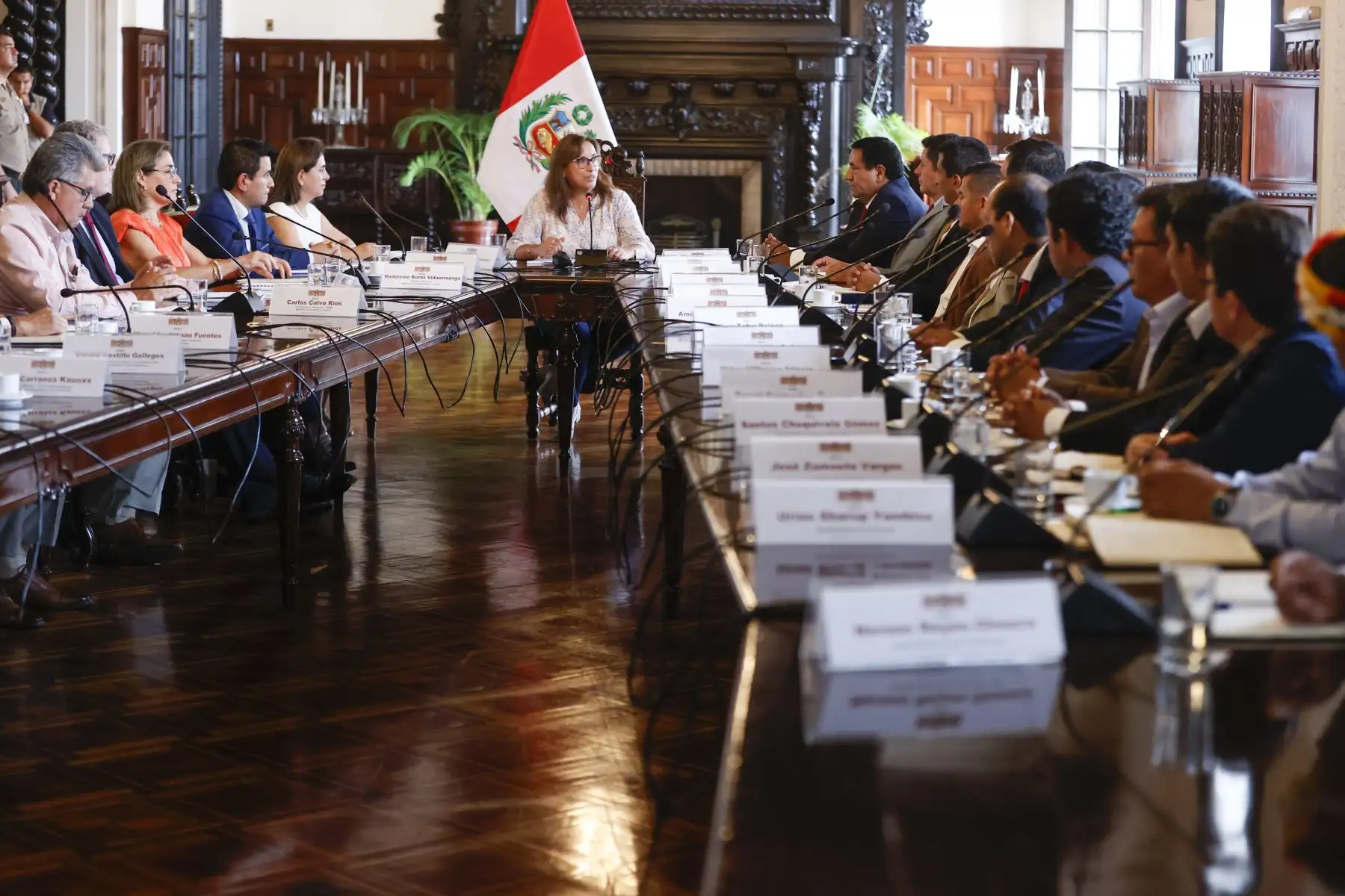 La presidenta Dina Boluarte se reunió con el gobernador regional de Amazonas, Gilmer Horna, y alcaldes de dicha región, con quienes dialogó sobre la ejecución de proyectos de conectividad, salud y educación.
Foto: ANDINA/Presidencia Perú