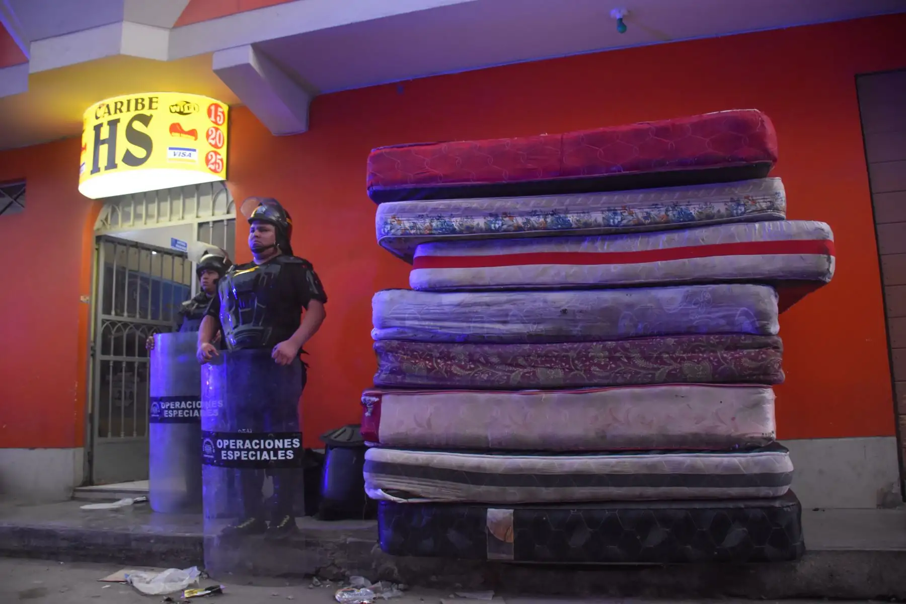 Personal municipal de las áreas de Fiscalización, Serenazgo y Salud, conjuntamente con la  Policía Nacional del Perú, realizó el  operativo de “alto impacto” para erradicar la prostitución clandestina y la trata de personas en el distrito de San Martín de Porres.
Foto: ANDINA/Muni SMP