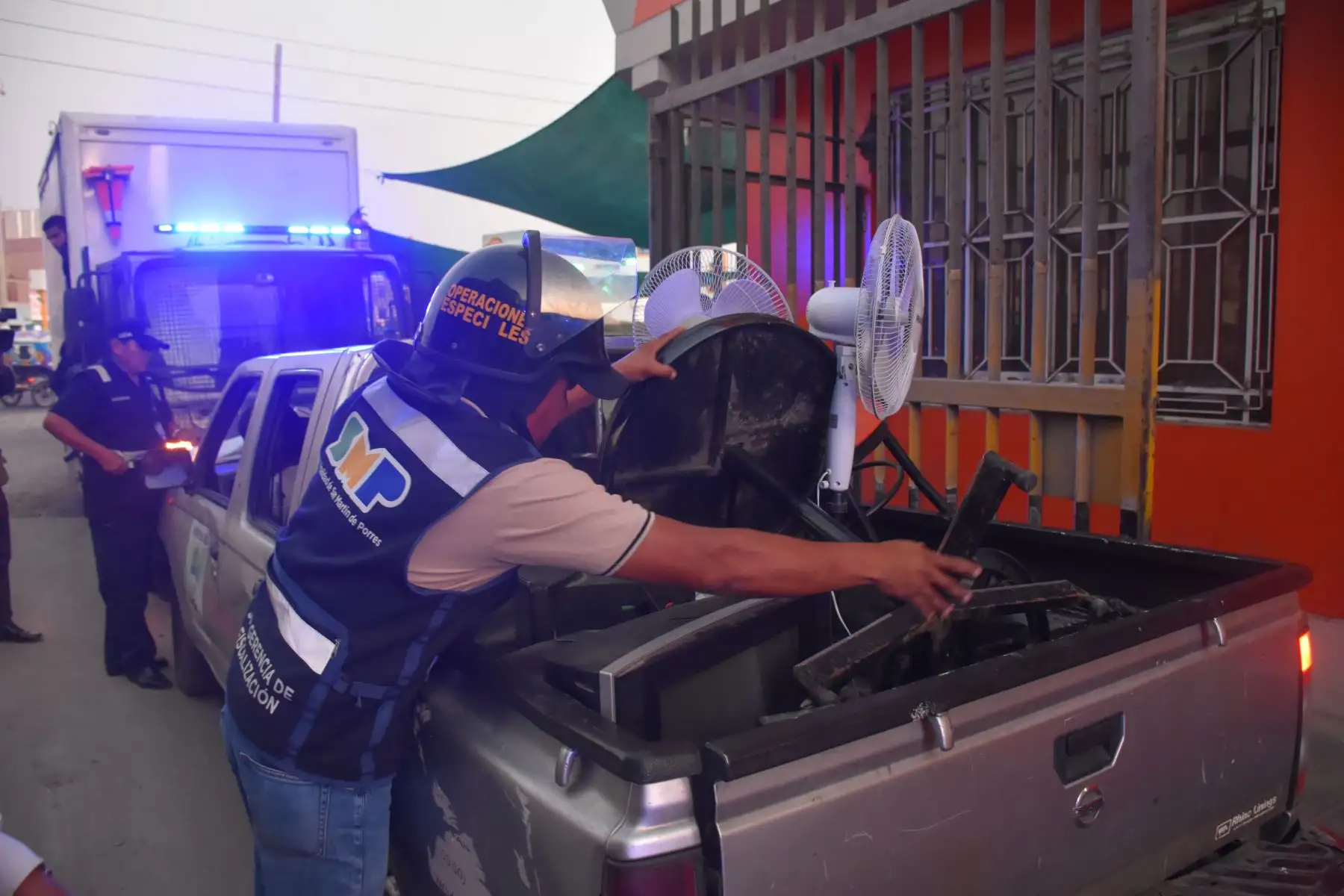 Personal municipal de las áreas de Fiscalización, Serenazgo y Salud, conjuntamente con la  Policía Nacional del Perú, realizó el  operativo de “alto impacto” para erradicar la prostitución clandestina y la trata de personas en el distrito de San Martín de Porres.
Foto: ANDINA/Muni SMP