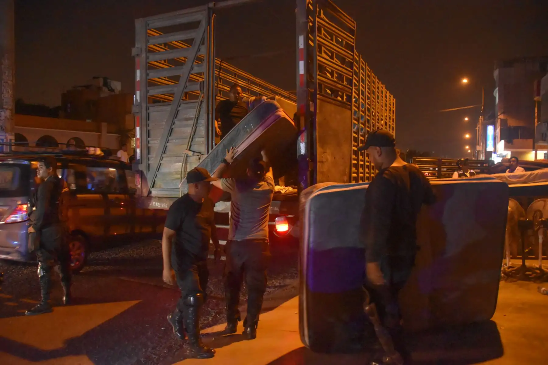 Personal municipal de las áreas de Fiscalización, Serenazgo y Salud, conjuntamente con la  Policía Nacional del Perú, realizó el  operativo de “alto impacto” para erradicar la prostitución clandestina y la trata de personas en el distrito de San Martín de Porres.
Foto: ANDINA/Muni SMP