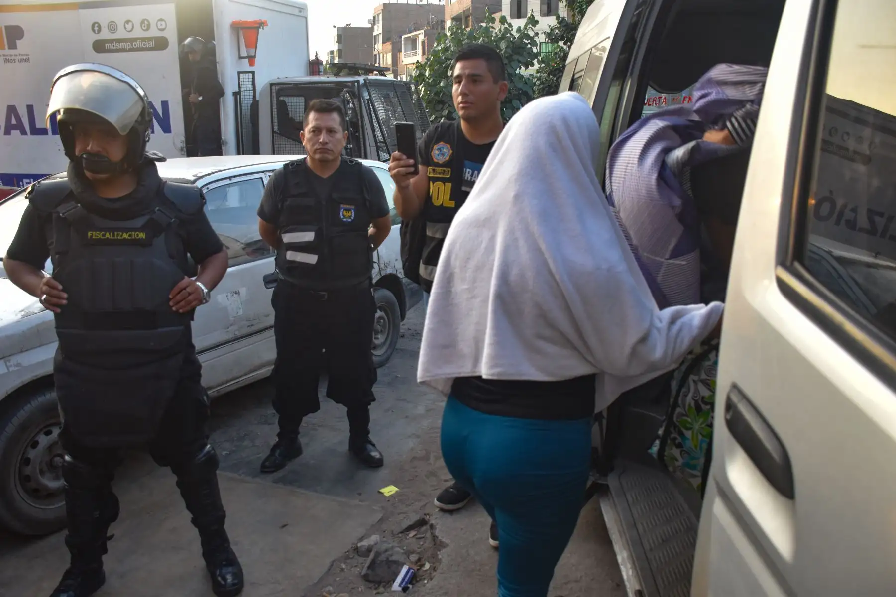 El operativo se dio inicio en los alrededores de la avenida Pacasmayo y 12 de Octubre, donde se procedió a la verificación de hoteles, hostales y hospedajes. Los establecimientos que no contaban con documentos correspondientes fueron clausurados y las detenidas por ejercer la prostitución conducidas a la Dirincri de la av. España.
Foto: ANDINA/Muni SMP