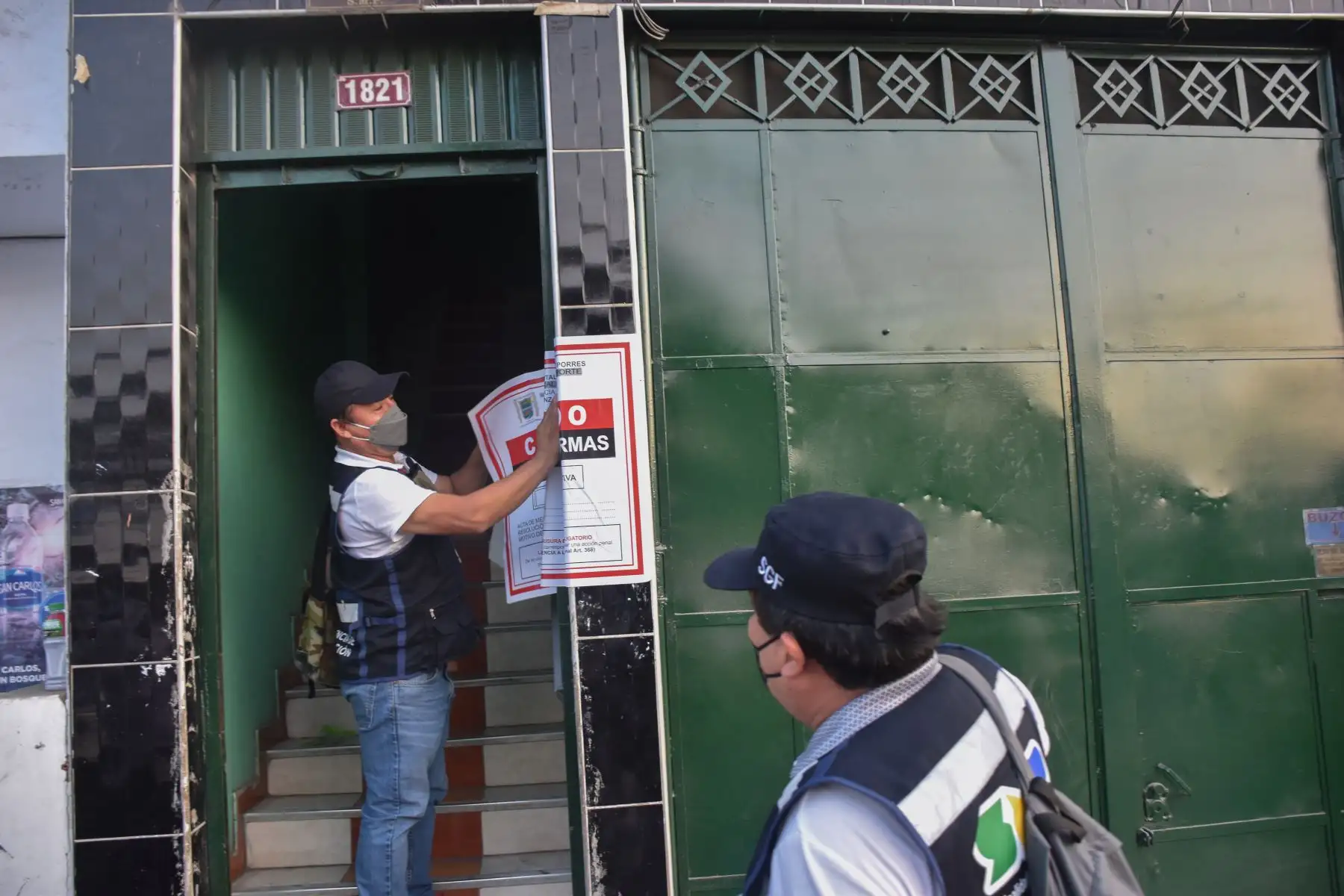 El operativo se dio inicio en los alrededores de la avenida Pacasmayo y 12 de Octubre, donde se procedió a la verificación de hoteles, hostales y hospedajes. Los establecimientos que no contaban con documentos correspondientes fueron clausurados y las detenidas por ejercer la prostitución conducidas a la Dirincri de la av. España.
Foto: ANDINA/Muni SMP