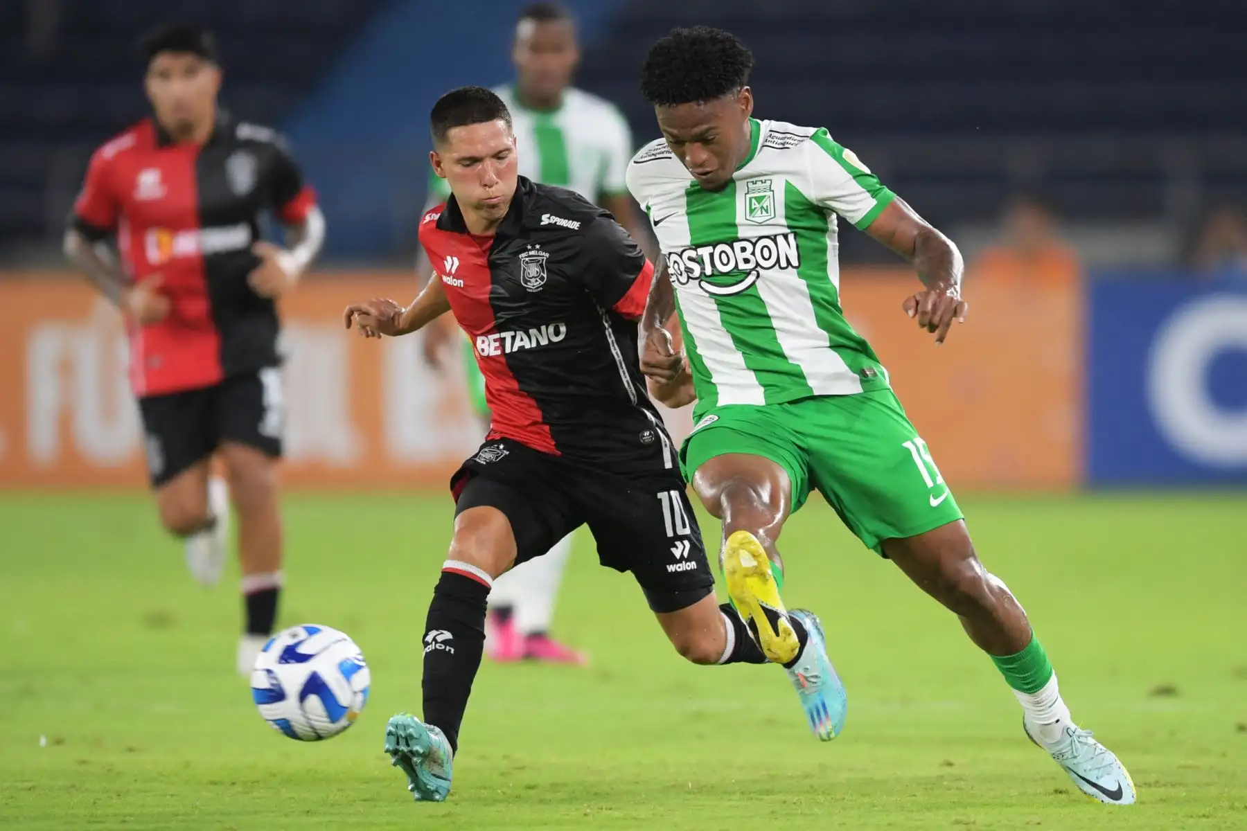 El mediocampista argentino de Melgar Tomás Martínez y el mediocampista del Atlético Nacional Nelson Palacio compiten por el balón durante el partido de ida de la fase de grupos de la Copa Libertadores entre el Atlético Nacional y Melgar en el estadio Atanasio Girardot en Medellín, Colombia, el 20 de abril de 2023.
Foto: AFP