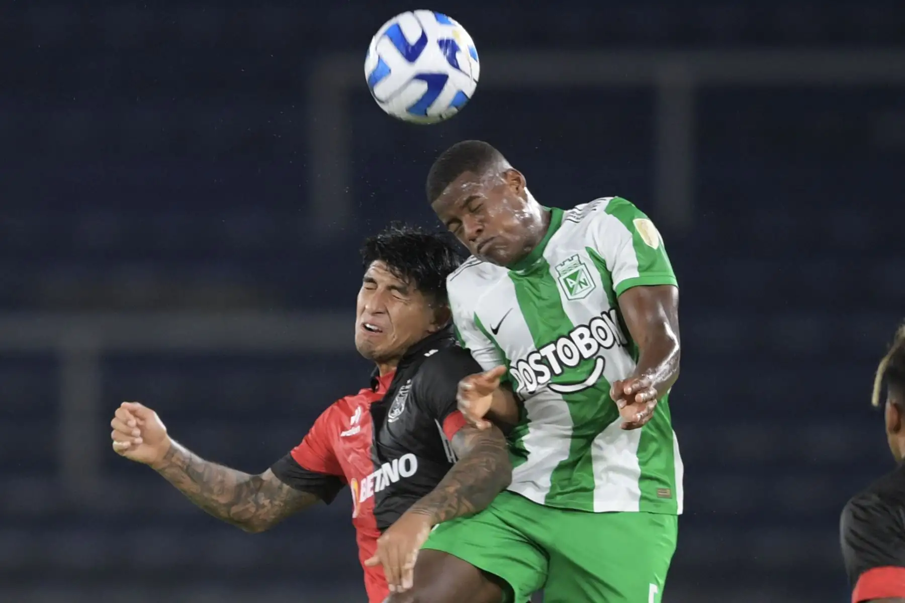 El delantero de Melgar, Luis Ibérico, y el defensor del Atlético Nacional, Andrés Mosquera, saltan para un cabezazo durante el partido de ida de la fase de grupos de la Copa Libertadores entre el Atlético Nacional y Melgar en el estadio Atanasio Girardot en Medellín, Colombia, el 20 de abril de 2023.
Foto: AFP