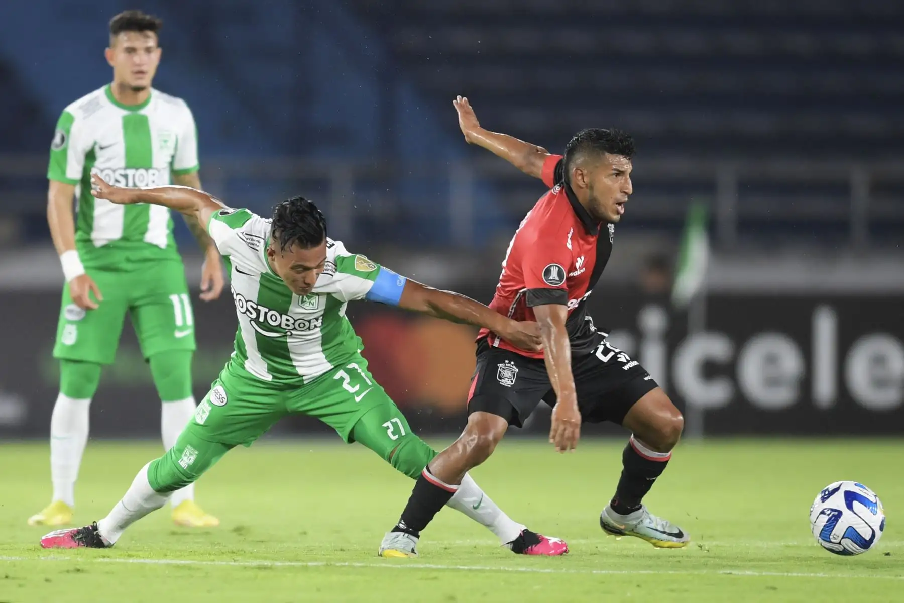 El mediocampista del Atlético Nacional Sebastián Gómez y el mediocampista de Melgar Alexis Arias compiten por el balón durante el partido de ida de la fase de grupos de la Copa Libertadores entre el Atlético Nacional y Melgar en el estadio Atanasio Girardot en Medellín, Colombia, el 20 de abril de 2023.
Foto: AFP
