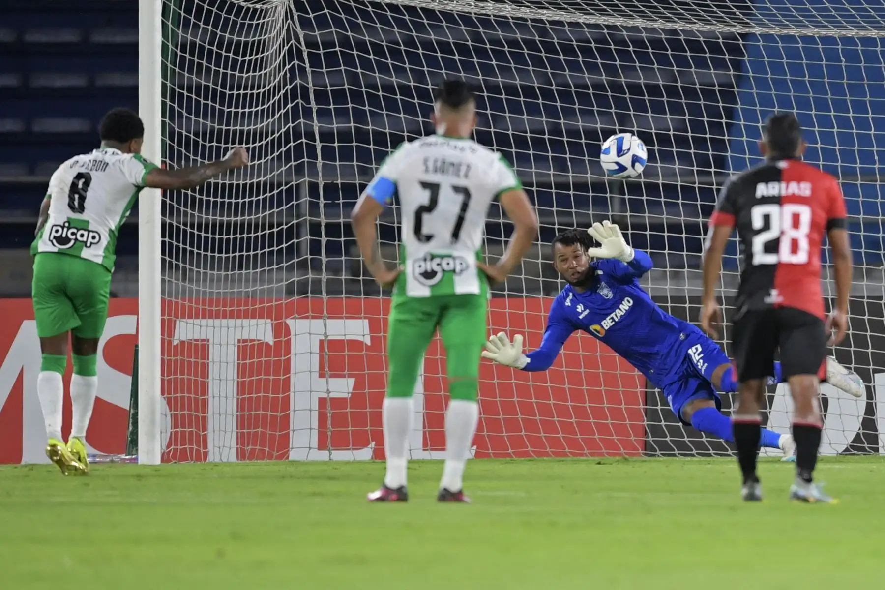 El mediocampista del Atlético Nacional Dorlan Pabón anota un tiro penal durante el partido de ida de la fase de grupos de la Copa Libertadores entre el Atlético Nacional y Melgar en el estadio Atanasio Girardot en Medellín, Colombia, el 20 de abril de 2023.
Foto: AFP