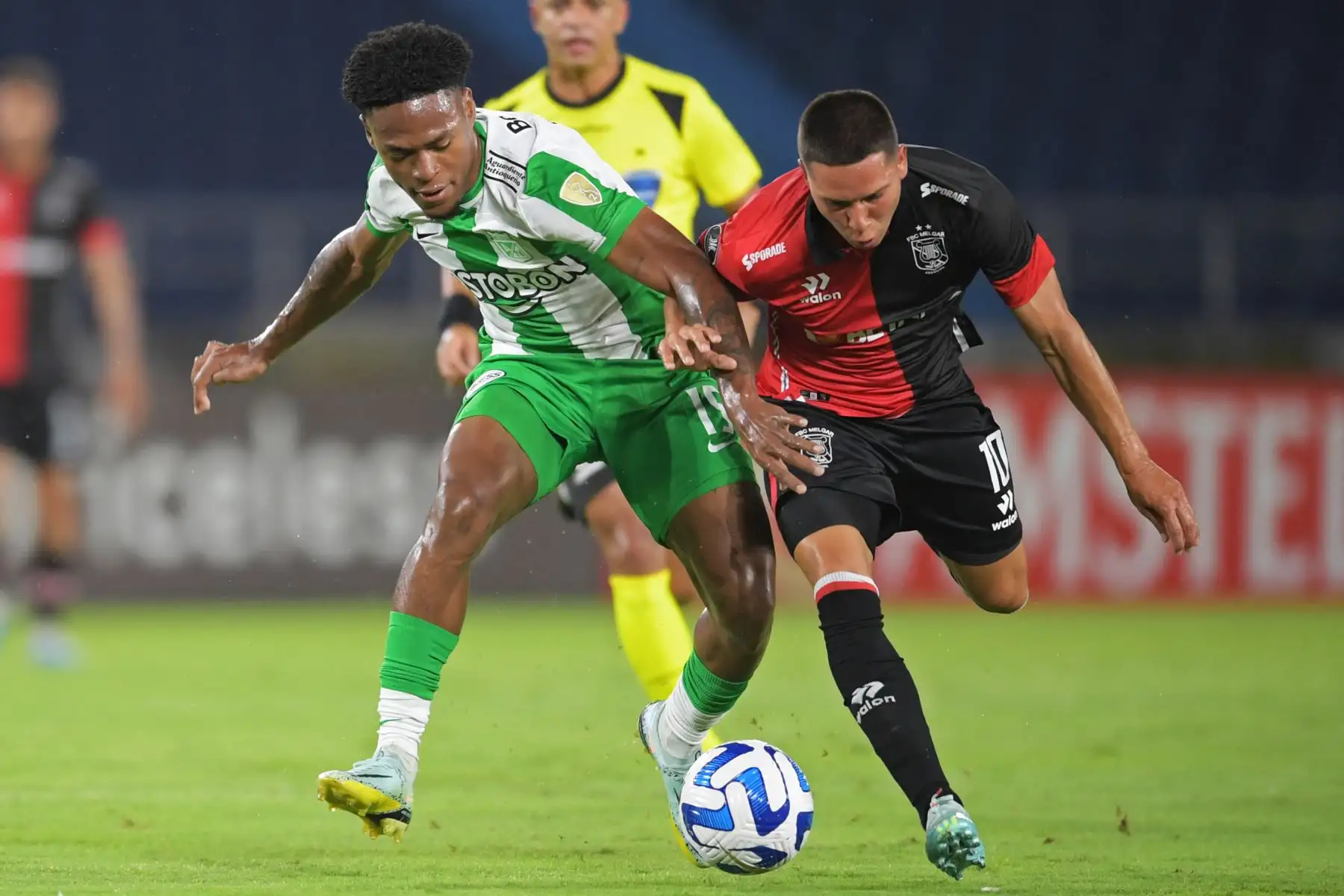 El mediocampista del Atlético Nacional Nelson Palacio y el mediocampista argentino de Melgar Tomás Martínez compiten por el balón durante el partido de ida de la fase de grupos de la Copa Libertadores entre el Atlético Nacional y Melgar en el estadio Metropolitano de Barranquilla, Colombia, el 20 de abril de 2023.
Foto: AFP