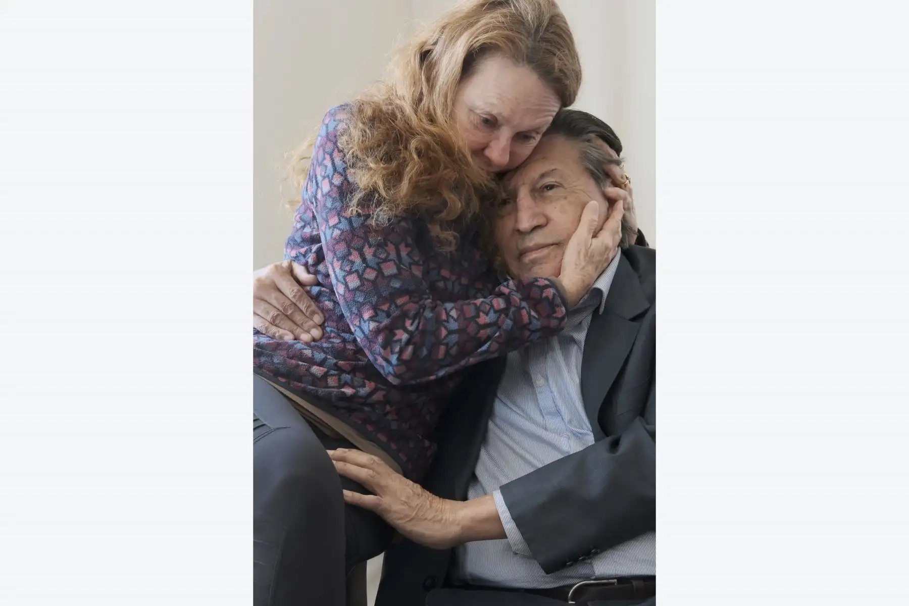 El expresidente peruano Alejandro Toledo posa hoy junto a su esposa, Eliane Karp, durante una entrevista con Efe en Menlo Park, California (EE.UU). Toledo exigió a la Justicia del país andino que no permita su "muerte en prisión", durante una entrevista en exclusiva concedida a EFE horas antes de su entrega a las autoridades estadounidenses, como paso previo a ser extraditado.
Foto: EFE